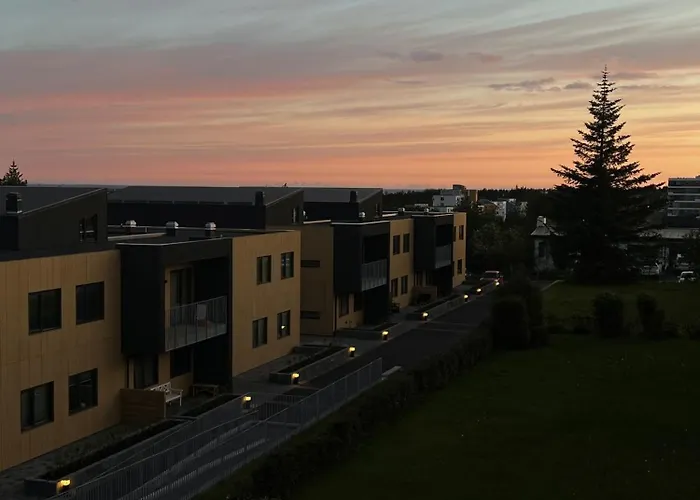 E8 - Cozy 2 Bedroom Apartment In Central Reykjavik, With View